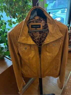 GENUINE LEATHER.  Y2K Black Rivet Women's Jacket. Buttery Soft.